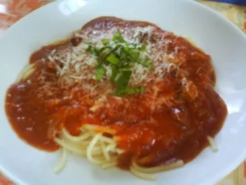 Spaghettiberg von Tomatenflutwelle überströmt - Rezept - Bild Nr. 2