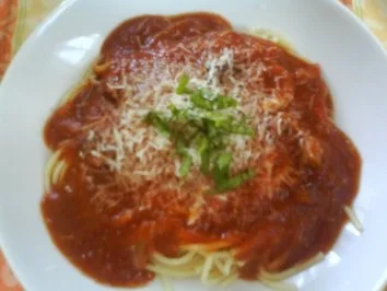 Spaghettiberg von Tomatenflutwelle überströmt - Rezept - Bild Nr. 3