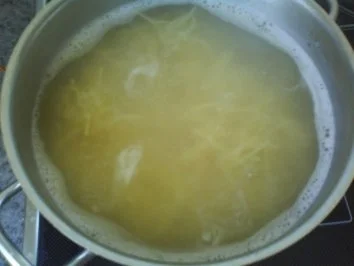 Spaghettiberg von Tomatenflutwelle überströmt - Rezept - Bild Nr. 5