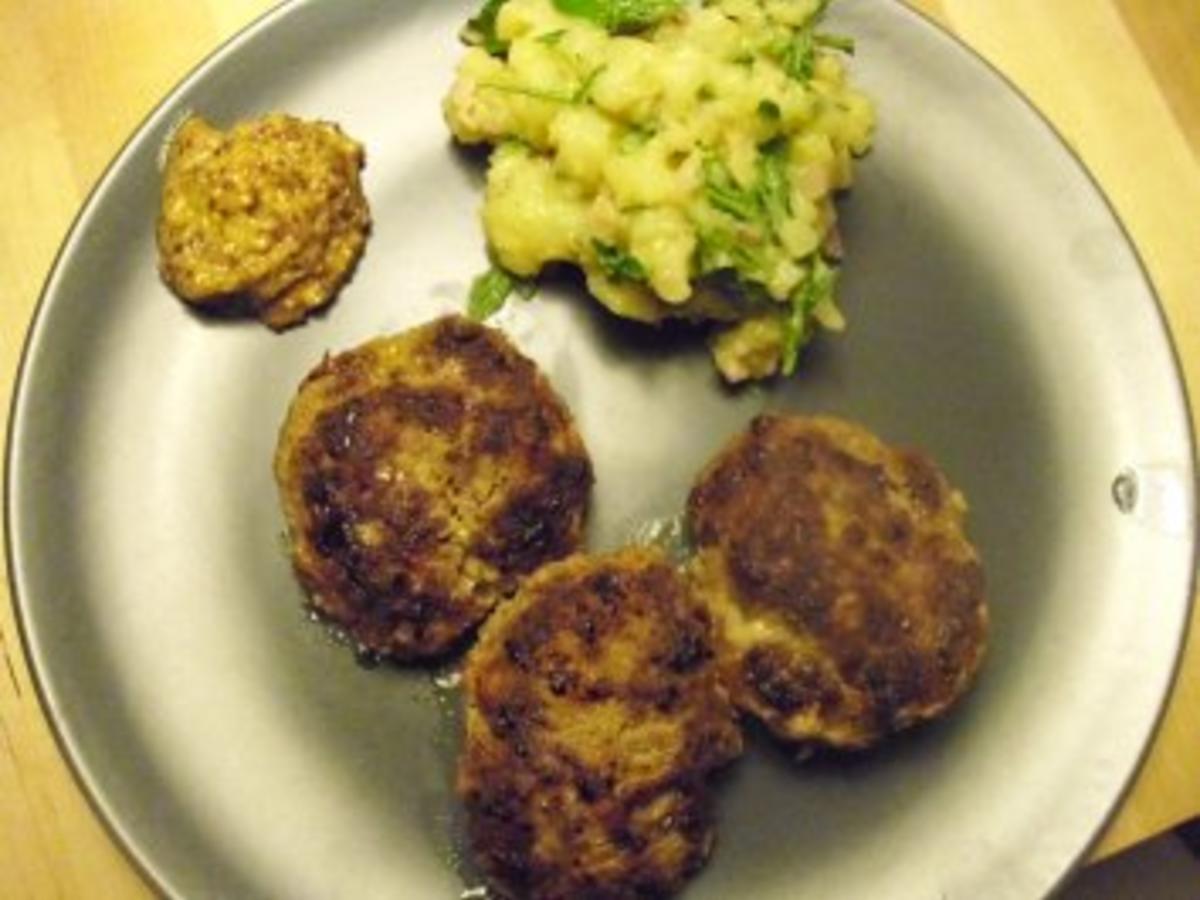 Fleischpflanzerl mit Kartoffel-Rucola-Salat - Rezept - kochbar.de