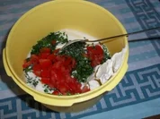 Joghurt-Frischkäse-Dip mit frischen Kräutern und Tomate OHNE KNOBI - Rezept
