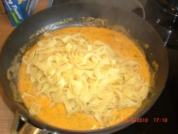 Rezept: Bandnudeln in Bärlauch-Hummer-Sauce mit Scampi Bild Nr. 9 Bandnudeln in Bärlauch-Hummer-Sauce mit Scampi - Rezept - Bild Nr. 9