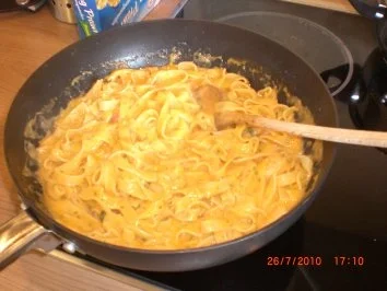 Rezept: Bandnudeln in Bärlauch-Hummer-Sauce mit Scampi Bild Nr. 10 Bandnudeln in Bärlauch-Hummer-Sauce mit Scampi - Rezept - Bild Nr. 10