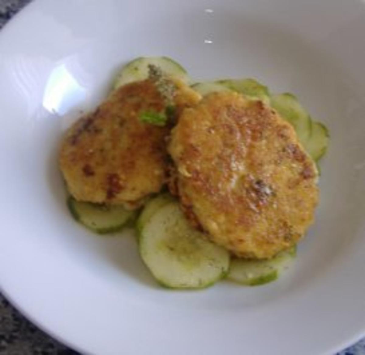 Möhneseer Fischfrikadellen auf  lauwarmen Gurkensalat - Rezept