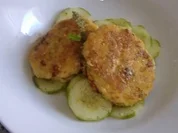 Möhneseer Fischfrikadellen auf  lauwarmen Gurkensalat - Rezept