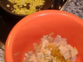 Möhneseer Fischfrikadellen auf  lauwarmen Gurkensalat - Rezept - Bild Nr. 2