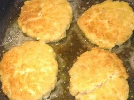 Möhneseer Fischfrikadellen auf  lauwarmen Gurkensalat - Rezept - Bild Nr. 4