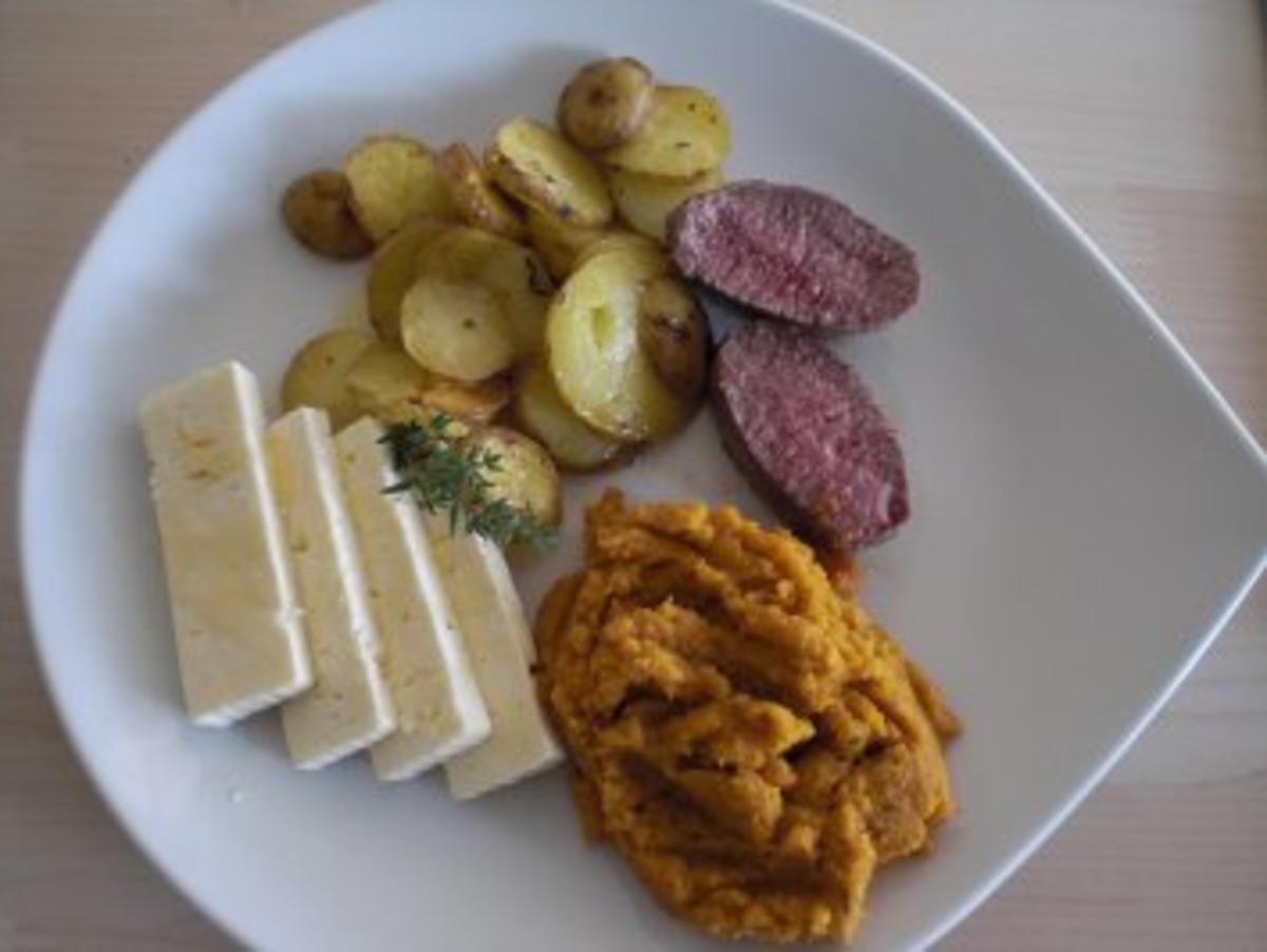 Bilder für Thymiangebratene Lammsteaks mit Karotten-Honig-Creme und Feta - Rezept