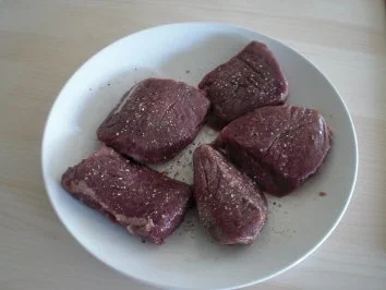 Thymiangebratene Lammsteaks mit Karotten-Honig-Creme und Feta - Rezept - Bild Nr. 3