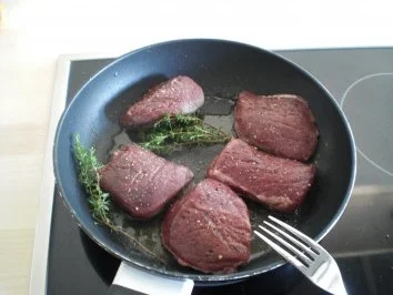 Thymiangebratene Lammsteaks mit Karotten-Honig-Creme und Feta - Rezept - Bild Nr. 4