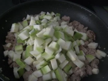 Geschmorte Zuchini mit Gehacktesbällchen in - Rezept - Bild Nr. 4