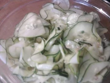 Gurkensalat in Essig-Öl-Marinade mit Kaffeesahne - Rezept