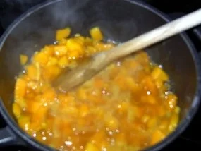 Rezept: Rosmarin-Schokomousse mit Ingwer-Aprikosen Bild Nr. 5 Rosmarin-Schokomousse mit Ingwer-Aprikosen - Rezept - Bild Nr. 5