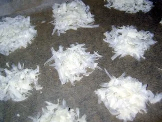 Hähnchenbrustsalat mit Aprikosen und Käsechips - Rezept - Bild Nr. 2