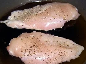 Hähnchenbrustsalat mit Aprikosen und Käsechips - Rezept - Bild Nr. 3