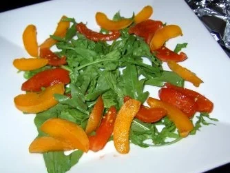 Hähnchenbrustsalat mit Aprikosen und Käsechips - Rezept - Bild Nr. 5