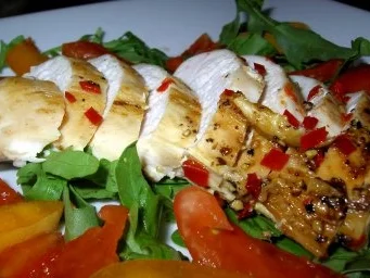 Hähnchenbrustsalat mit Aprikosen und Käsechips - Rezept - Bild Nr. 6