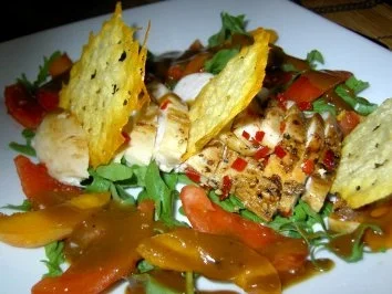 Hähnchenbrustsalat mit Aprikosen und Käsechips - Rezept