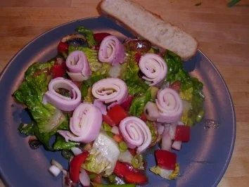 Rezept: Salat mit Schinken-Käse-Röllchen Salat mit Schinken-Käse-Röllchen - Rezept