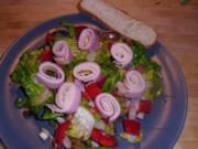 Salat mit Schinken-Käse-Röllchen - Rezept