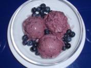 Blaubeer-Cremefraiche-Buttermilch-Eis - Rezept