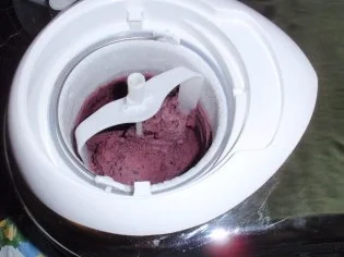 Blaubeer-Cremefraiche-Buttermilch-Eis - Rezept - Bild Nr. 6