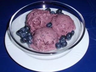 Blaubeer-Cremefraiche-Buttermilch-Eis - Rezept - Bild Nr. 7