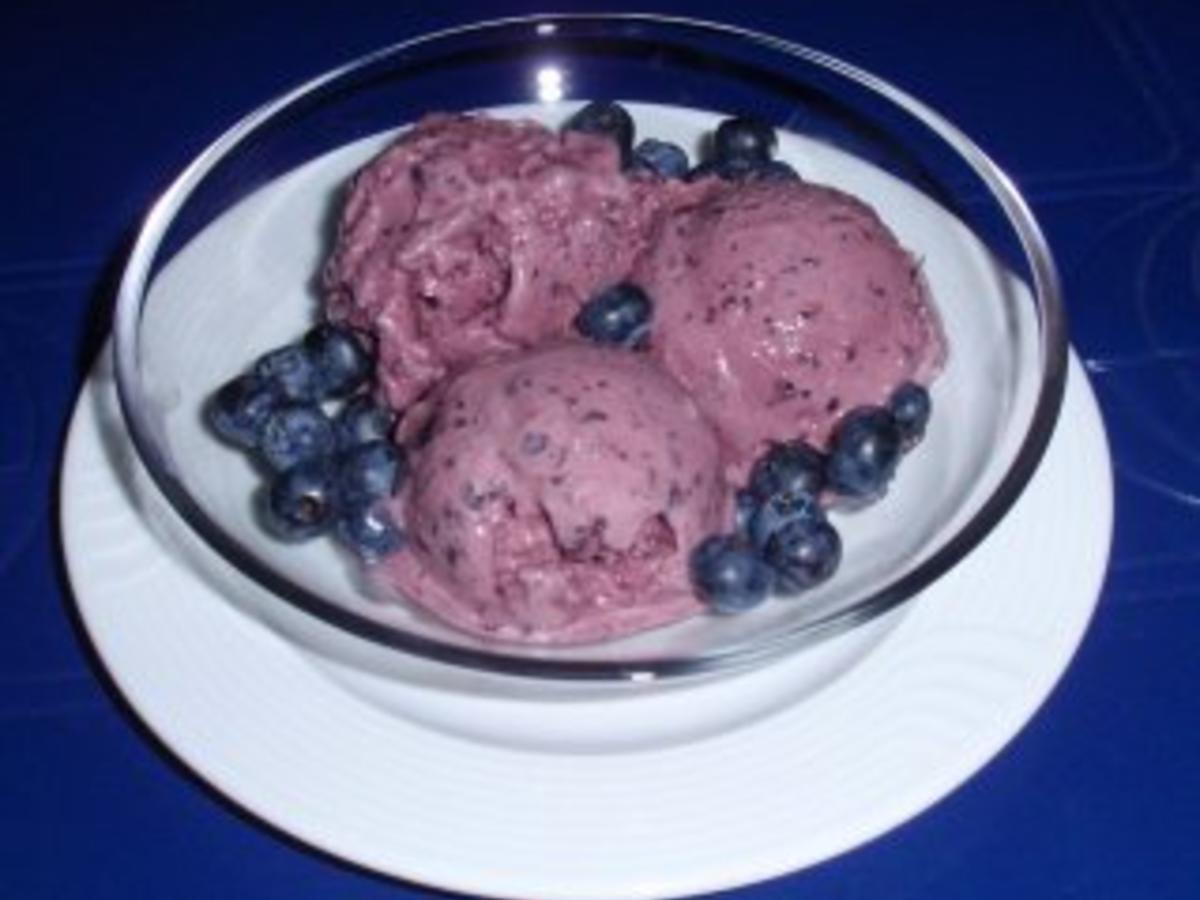 Blaubeer-Cremefraiche-Buttermilch-Eis - Rezept - kochbar.de