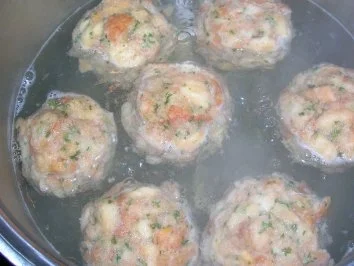 Rezept: Semmelknödel - hausgemacht - z.B. lecker zu Pfifferlingragout Bild Nr. 7 Semmelknödel - hausgemacht - z.B. lecker zu Pfifferlingragout - Rezept - Bild Nr. 7