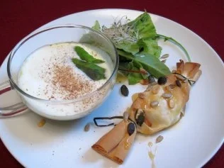 Cappuccino von der Erbse, dazu Ziegenkäsetaler mit Honig-Rosmarin-Sirup - Rezept