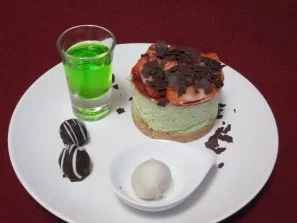 Rezept: Waldmeistertörtchen mit Erdbeerdecke Waldmeistertörtchen mit Erdbeerdecke - Rezept