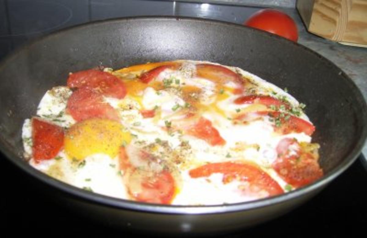 Tomatenpfanne mit Eiern - Rezept