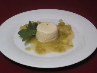 Grießflammerie auf Apfel-Rhabarber-Bett - Rezept