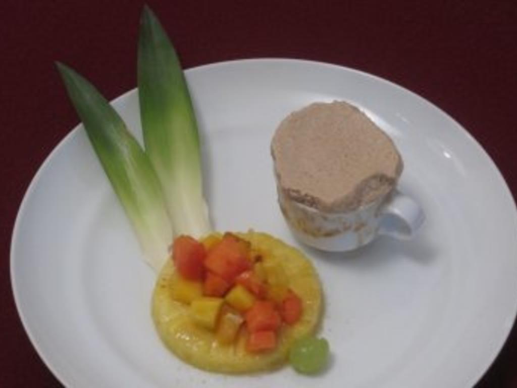 Espresso-Parfait und karamellisierte Ananas mit exotischen Früchten ...