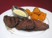 Rezept: Bisonfilet mit gegrillten Sรผรkartoffeln und Sauce Bรฉarnaise - Wild Wild West Bisonfilet mit gegrillten Sรผรkartoffeln und Sauce Bรฉarnaise - Wild Wild West - Rezept