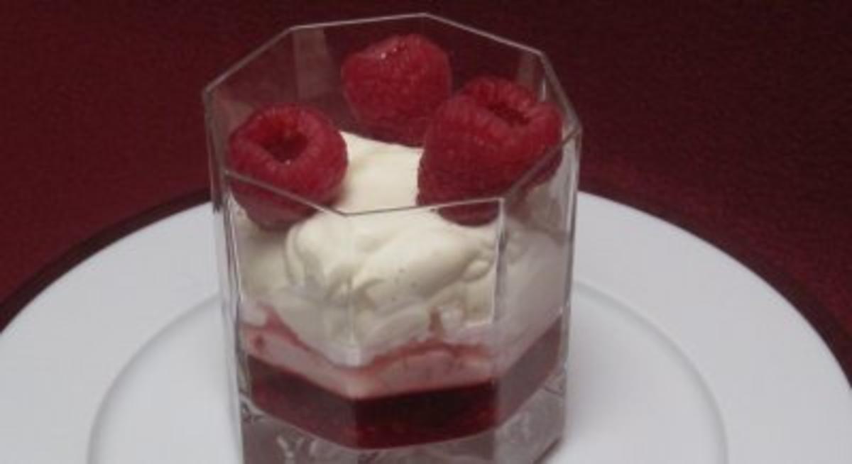 Bilder für Himbeeren geschichtet mit Crème Double und Baiser - Pretty in Pink - Rezept