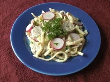 Spätzlesalat mit Weißwurscht - Rezept