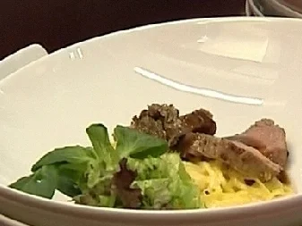 Rezept: Zitronen-Rosmarin-Kalbsfilet an getrüffelten Rahmnudeln und grünem Salat Zitronen-Rosmarin-Kalbsfilet an getrüffelten Rahmnudeln und grünem Salat - Rezept