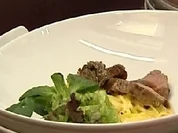 Rezept: Zitronen-Rosmarin-Kalbsfilet an getrรผffelten Rahmnudeln und grรผnem Salat Zitronen-Rosmarin-Kalbsfilet an getrรผffelten Rahmnudeln und grรผnem Salat - Rezept