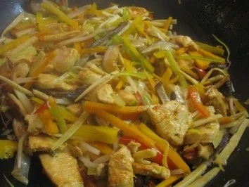 Rezept: Wok-Gemüsepfanne mit Hähnchenbrustfilet Wok-Gemüsepfanne mit Hähnchenbrustfilet - Rezept