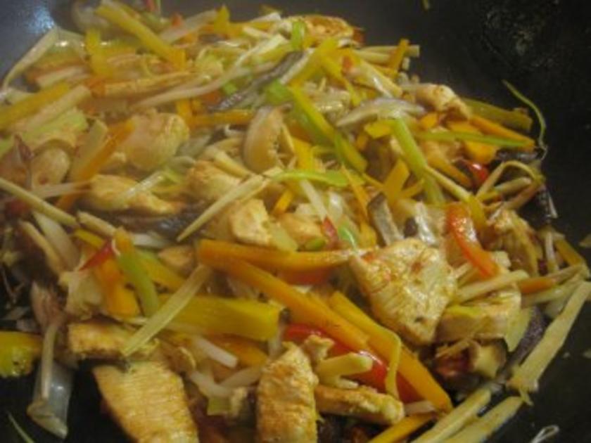 Wok Gemüsepfanne mit Hähnchenbrustfilet - einfach - von agentur_novak