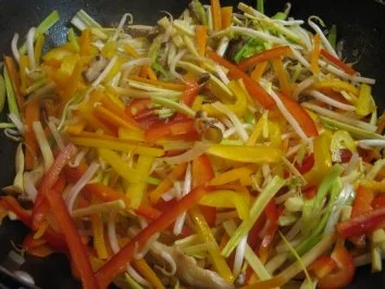 Rezept: Wok-Gemüsepfanne mit Hähnchenbrustfilet Bild Nr. 4 Wok-Gemüsepfanne mit Hähnchenbrustfilet - Rezept - Bild Nr. 4