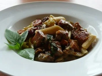 Pfannengericht: Pilze,  Nudeln, Leberkäse und Schinkenknacker - Rezept