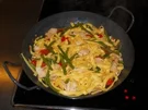 pikante Fettuccine mit Tomaten, Bohnen und Hähnchen - Rezept