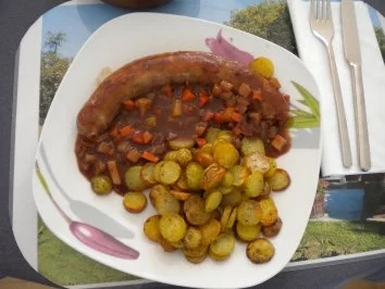 Kaninchenbratwurst mit Gemüsesauce und Bratkartoffeln - Rezept