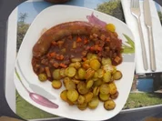 Kaninchenbratwurst mit Gemüsesauce und Bratkartoffeln - Rezept