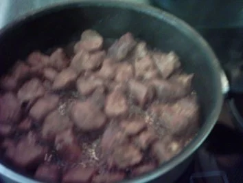 Rosmarin-Gulasch mit Rotkohl und Roggenbrotknödel - Rezept - Bild Nr. 7