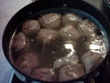 Rosmarin-Gulasch mit Rotkohl und Roggenbrotknödel - Rezept - Bild Nr. 9