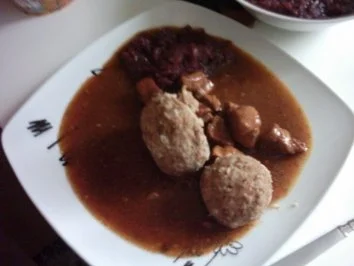 Rosmarin-Gulasch mit Rotkohl und Roggenbrotknödel - Rezept - Bild Nr. 11