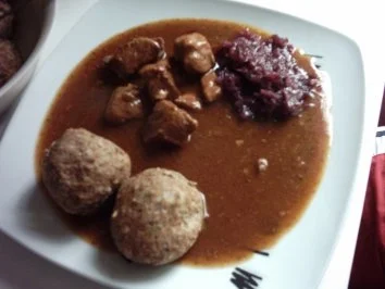 Rosmarin-Gulasch mit Rotkohl und Roggenbrotknödel - Rezept - Bild Nr. 12